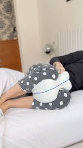 Almohada para piernas en uso